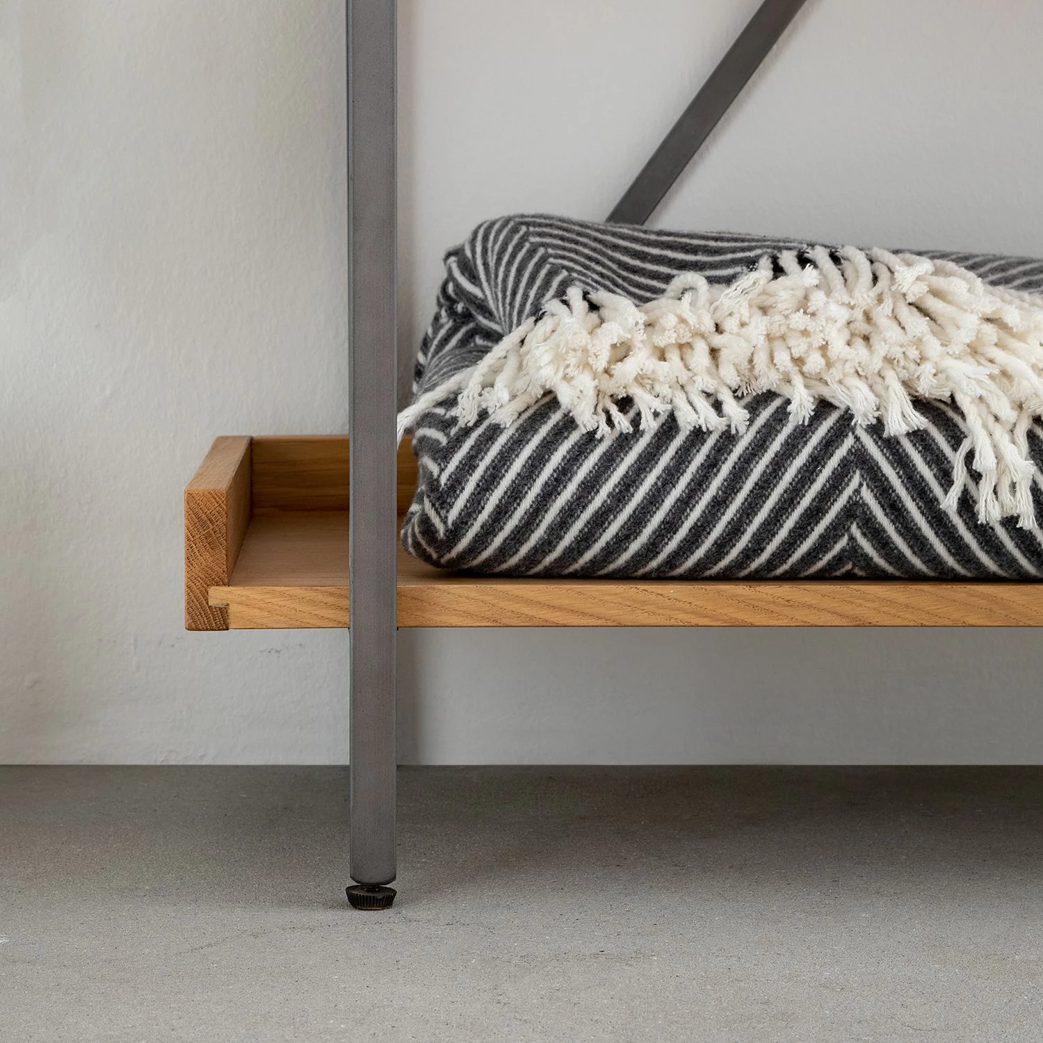 Ars manufacti Bücherregal Dharai I - Echtholzfurnier / Metall - Eiche / Silber 11 Ars manufacti Bücherregal Dharai I - Echtholzfurnier / Metall - Eiche / Silber – Bild 9