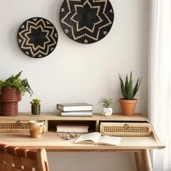 Furnitive Schreibtisch Nobhill - Mindi massiv / Rattan - Mindiholz / Wiener Geflecht 18 Furnitive Schreibtisch Nobhill - Mindi massiv / Rattan - Mindiholz / Wiener Geflecht -BÜROMÖBEL Verkaufsgeschäft 1000214325 200609 07304700049 MOOD DETAILS P000000001000214325 mood