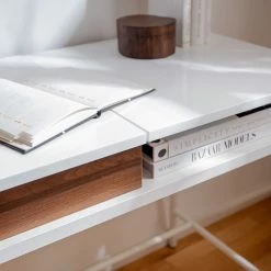 Fredriks Schreibtisch Paide - (Höhenverstellbar) - Hochglanz Weiß / Walnuss Dekor -BÜROMÖBEL Verkaufsgeschäft 1000256389 220601 025 MOOD DETAILS P000000001000256389 mood