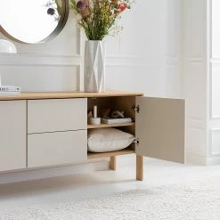 Studio Copenhagen Sideboard Maayka I - Eiche teilmassiv - Mushroom Creme / Eiche Hell -BÜROMÖBEL Verkaufsgeschäft 1000277378 220905 021 MOOD DETAILS P000000001000277378 mood