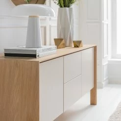 Studio Copenhagen Sideboard Maayka I - Eiche teilmassiv - Mushroom Creme / Eiche Hell -BÜROMÖBEL Verkaufsgeschäft 1000277378 220905 022 MOOD DETAILS P000000001000277378 mood